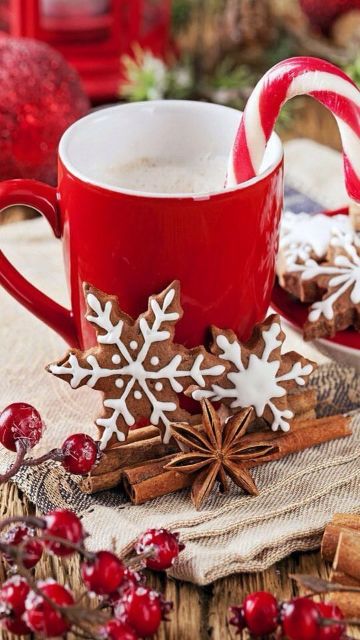 tazas navideñas con dulces y cafe