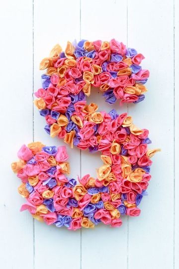 letras hechas con flores pequeñas