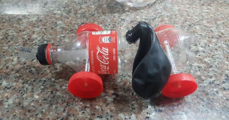 como hacer un carro reciclado con botellas con globo