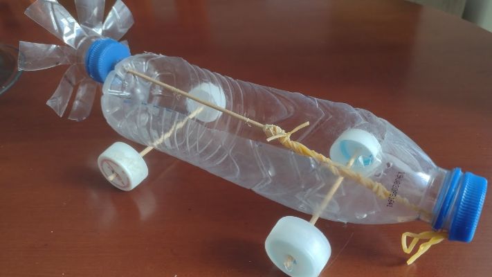 como hacer un carro reciclado con botellas con movimiento