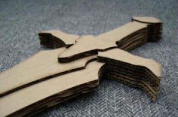 4 espadas hechas de carton para jugar en casa