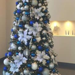 4 estilos de arbol de navidad azul y plata
