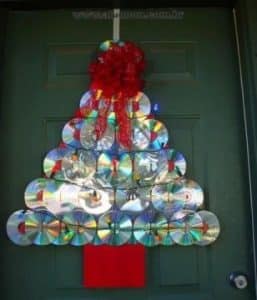 arbol de navidad con cd usados para la puerta