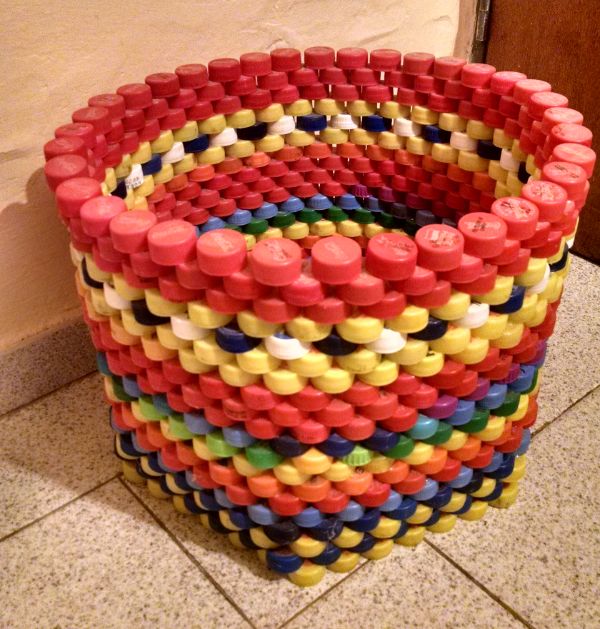 manualidades con tapas de plástico grandes cesta