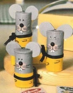 raton con tubo de papel higienico gris