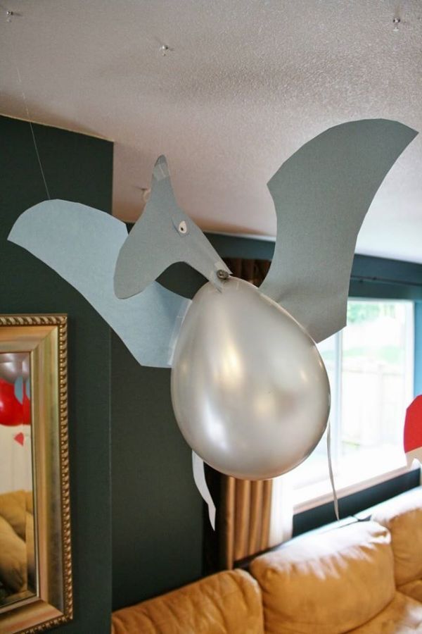 4 dinosaurios hechos con globos para decorar una fiesta