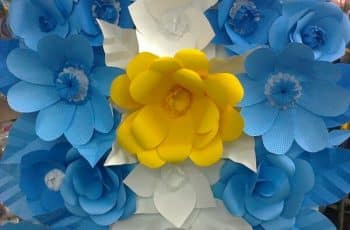 2 formas de banderas hechas de papel