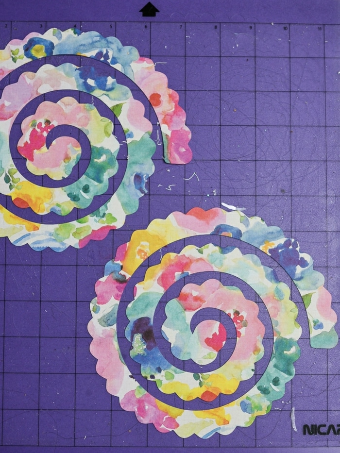 flores de papel en espiral
