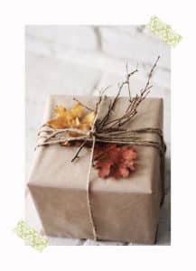 envolver regalo con hojas secas
