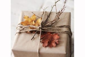envolver regalo con hojas secas
