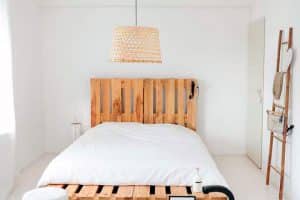 decorar dormitorio palets cama