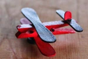 como hacer juguetes reciclados pequeños aviones