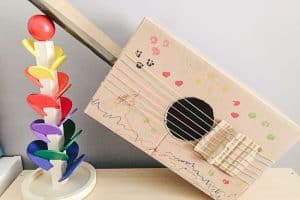 juguetes de cartón reciclado guitarra