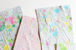 como hacer papel reciclado de colores