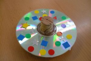 como hacer un trompo casero con un disco compacto