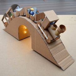 4 juguetes con cajas de cartón hechos por niños