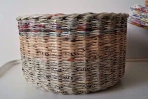 manualidades con papel periodico cestas