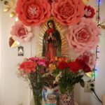 como decorar un altar para la virgen en casa flores
