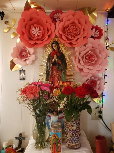 como decorar un altar para la virgen en casa flores