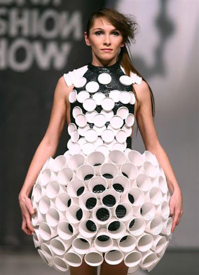 vestidos con material reciclado faciles con tapas y vasos de plastico